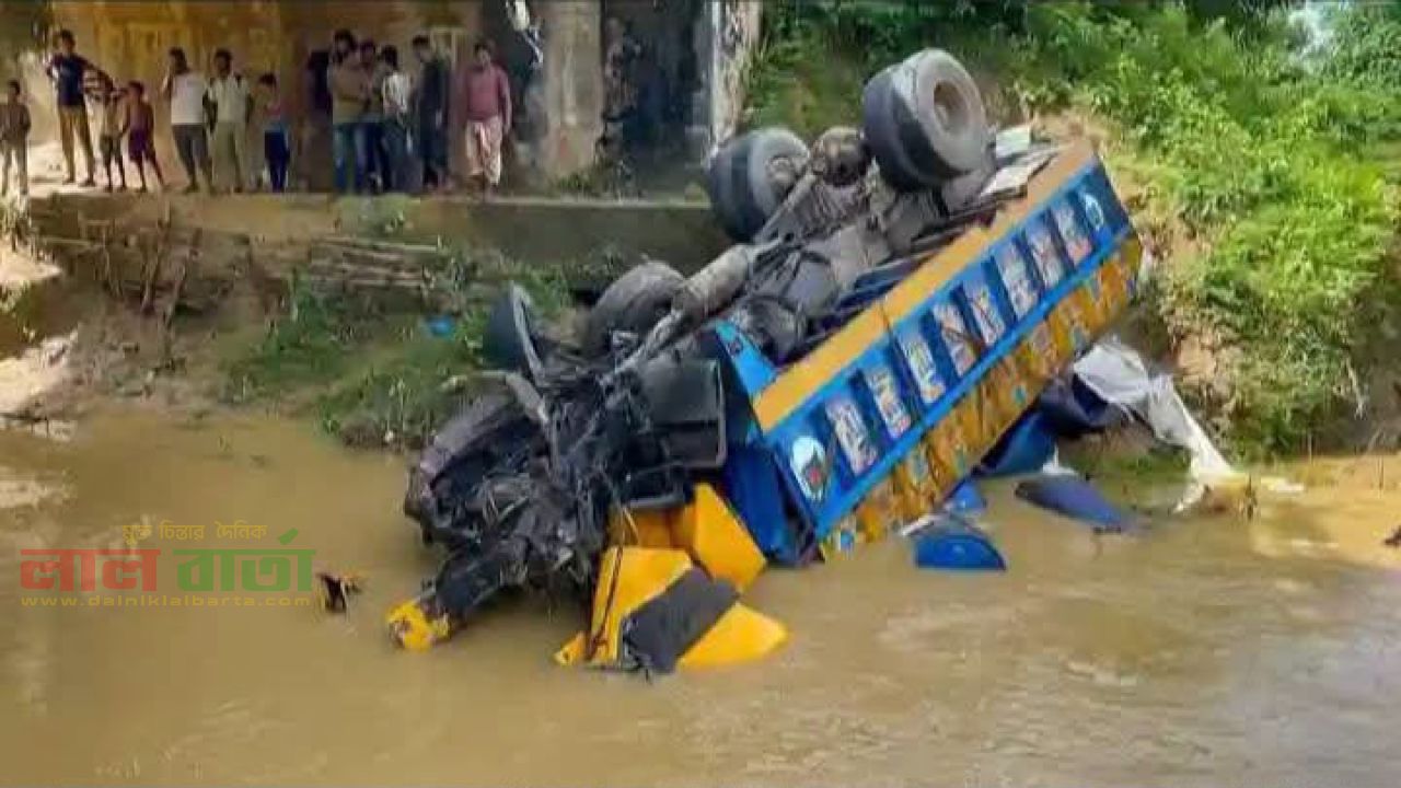 মৌলভীবাজারে নিয়ন্ত্রণ হারিয়ে তেলবাহী ট্রাক ছড়ায় পড়ে চালকের মৃত্যু