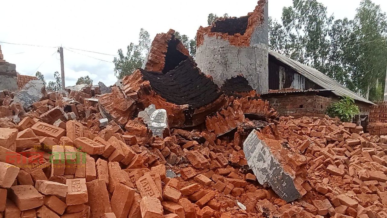 হাইকোর্টের নির্দেশে সাঘাটায় অবৈধ ইটভাটার চিমনি গুঁড়িয়ে দিল প্রশাসন