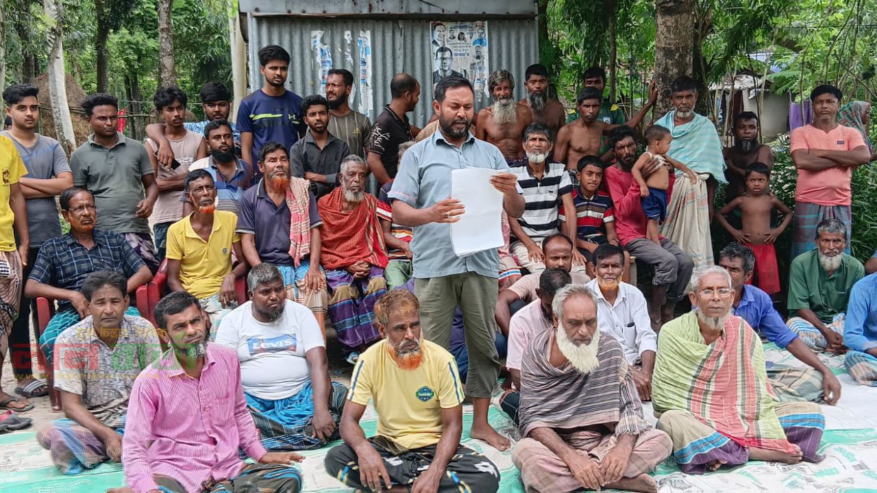 জমি বিরোধের জেরে সালিস   অমান্য করে মাতব্বরদের নামে মামলা 
