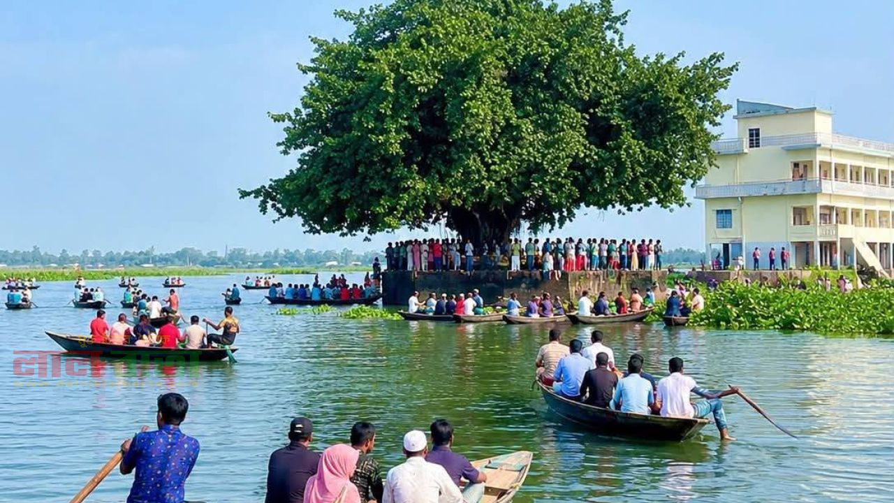 আদাবাড়ীয়া সরকারি প্রাথমিক বিদ্যালয়ের মাঠে বটগাছ ঘিরে পর্যটকদের মিলনমেলা