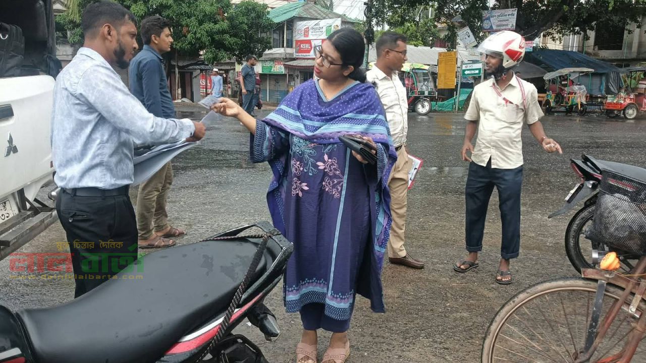 হেলমেট ও লাইসেন্স নেই: সিংড়ায় ৪ বাইকারকে ৪ হাজার টাকা জরিমানা 