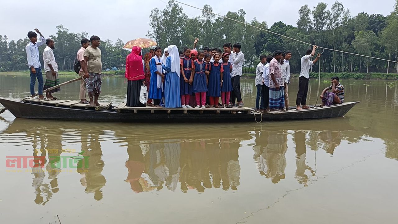 ফুলজোড় নদীতে সেতু নেই, ঝুঁকি নিয়ে খেয়ায় চলে শিক্ষার্থীরা