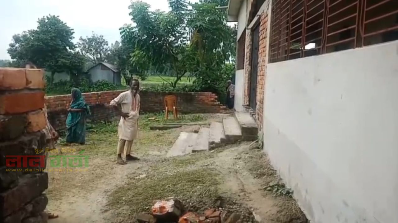 রায়গঞ্জে মসজিদের সীমানাপ্রাচীর ভাঙার অভিযোগ