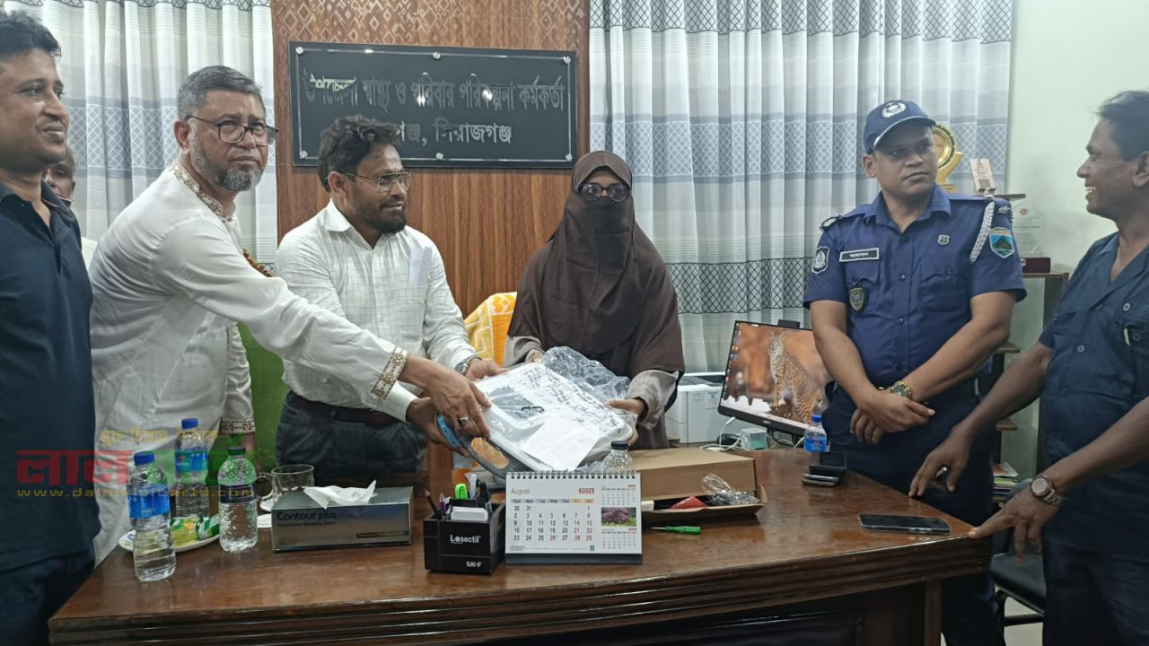 রায়গঞ্জ উপজেলা স্বাস্থ্য কমপ্লেক্সে ইসিজি মেশিন প্রদান
