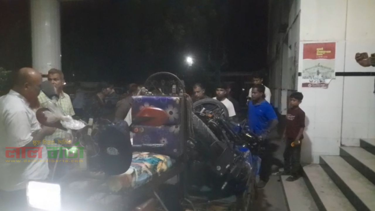 বাসের ধাক্কায় মোটরসাইকেলের তিন আরোহী নিহত 