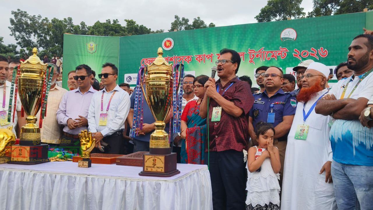 কালীগঞ্জের স্বপ্ন ভেঙে জেলা প্রশাসক কাপের ট্রফি আশাশুনির হাতে