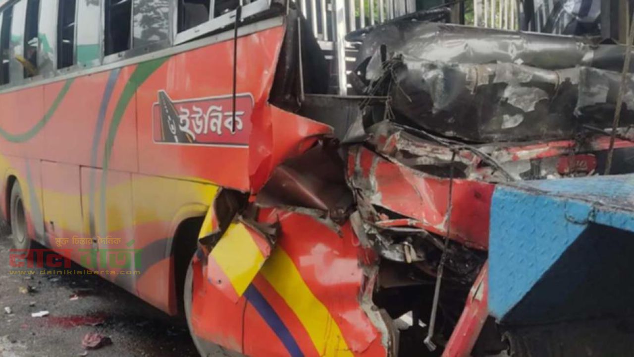 বাস-কাভার্ডভ্যান সংঘর্ষে চালকসহ তিনজন নিহত