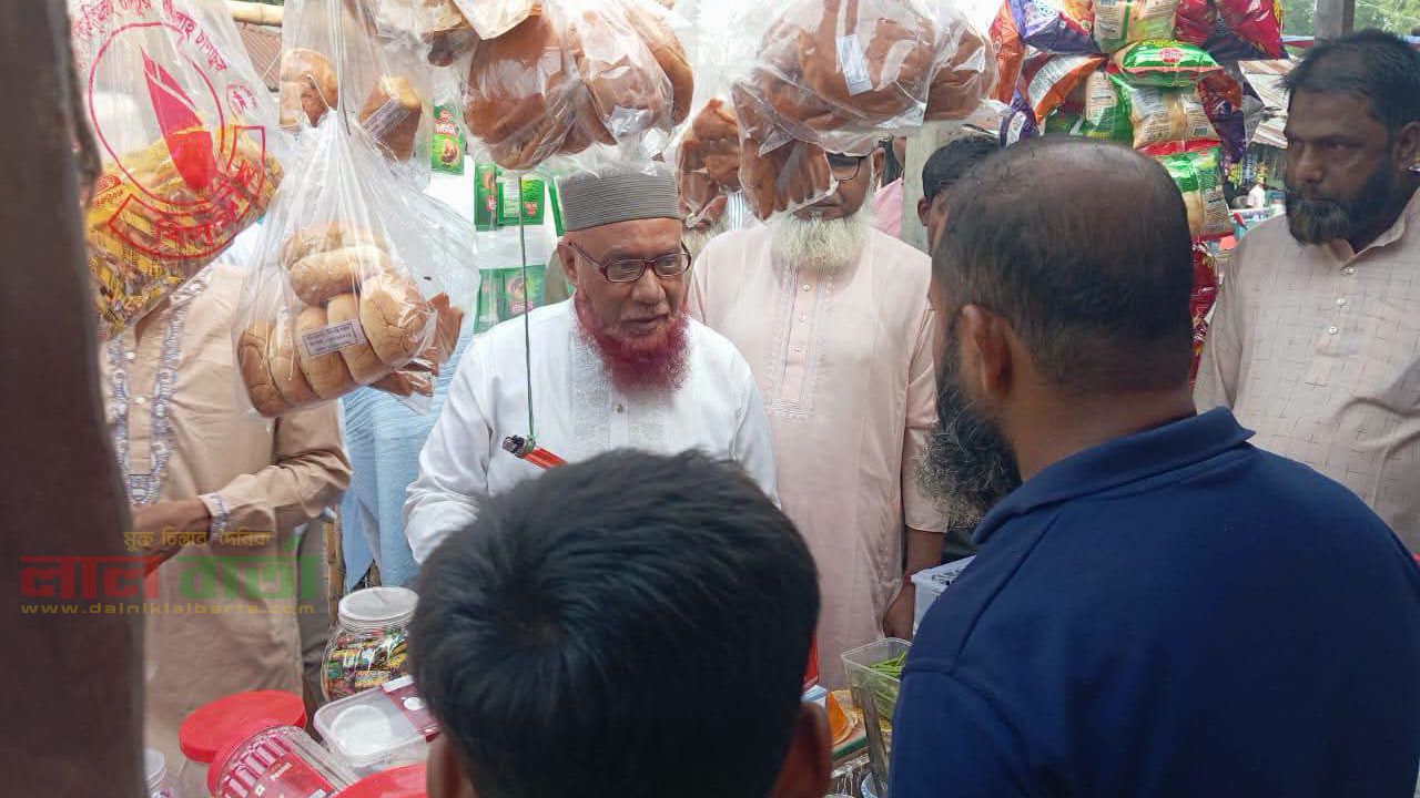 নিমগাছি বাজারে ভয়াবহ অগ্নিকাণ্ডে ক্ষতিগ্রস্ত ব্যবসায়ীদের পাশে প্রফেসর ড. আব্দুস সামাদ