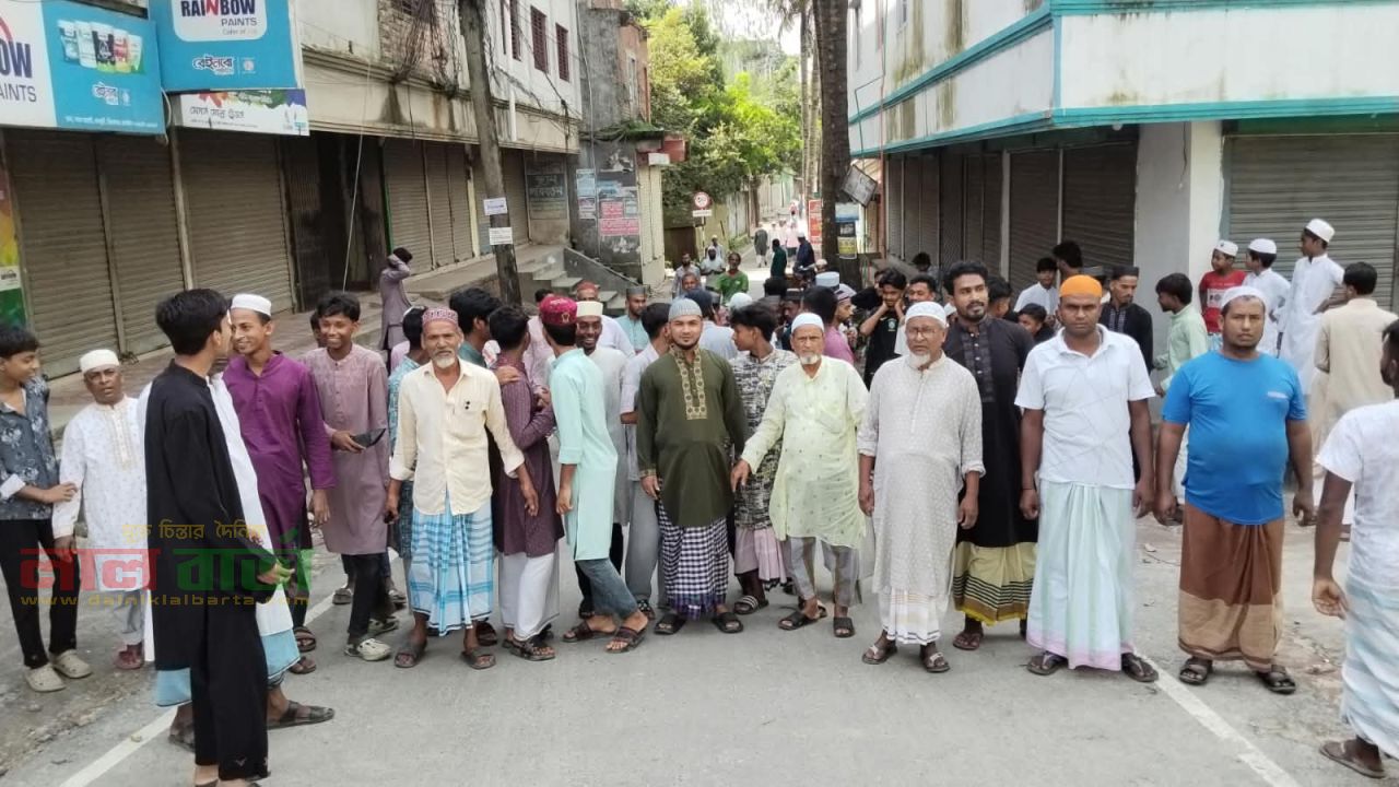 বেলকুচিতে মাদকবিরোধী বিক্ষোভ, ব্যবসায়ীর বাড়িতে গিয়ে সতর্ক করলেন এলাকাবাসী 