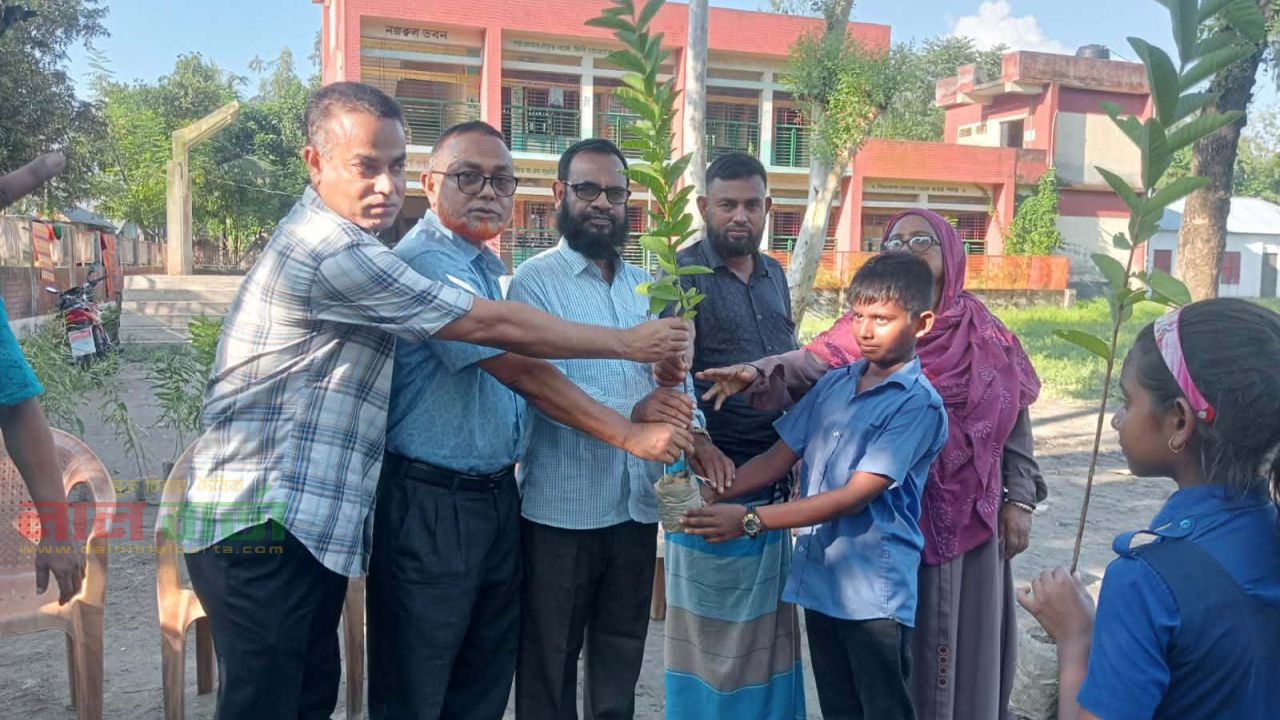 রায়গঞ্জে শিক্ষার্থীদের মাঝে ২০০টি ফলজ, বনজ ও ঔষধি গাছের চারা বিতরণ