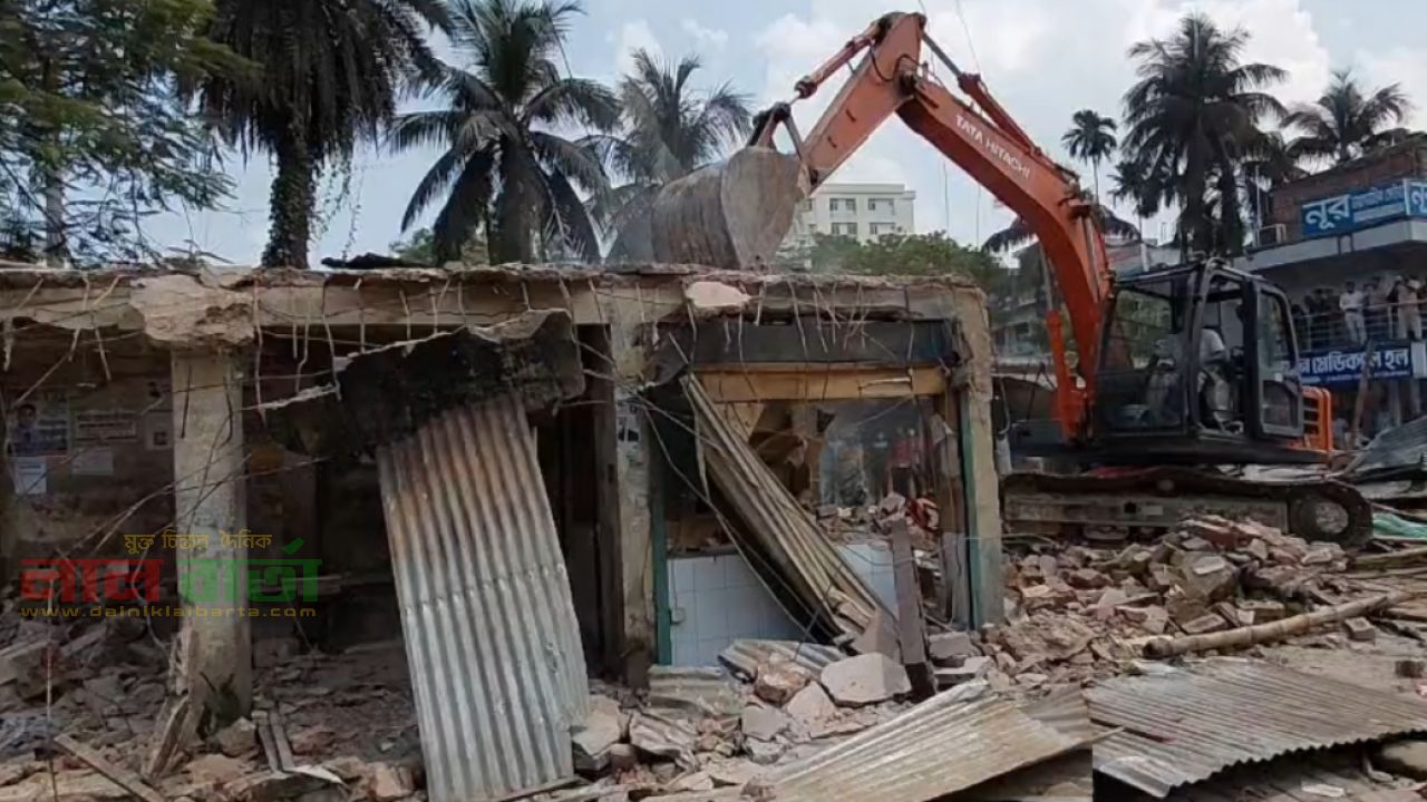ফরিদপুরে সওজের জমি ও হাসপাতাল এলাকার দুই শতাধিক অবৈধ স্থাপনা উচ্ছেদ