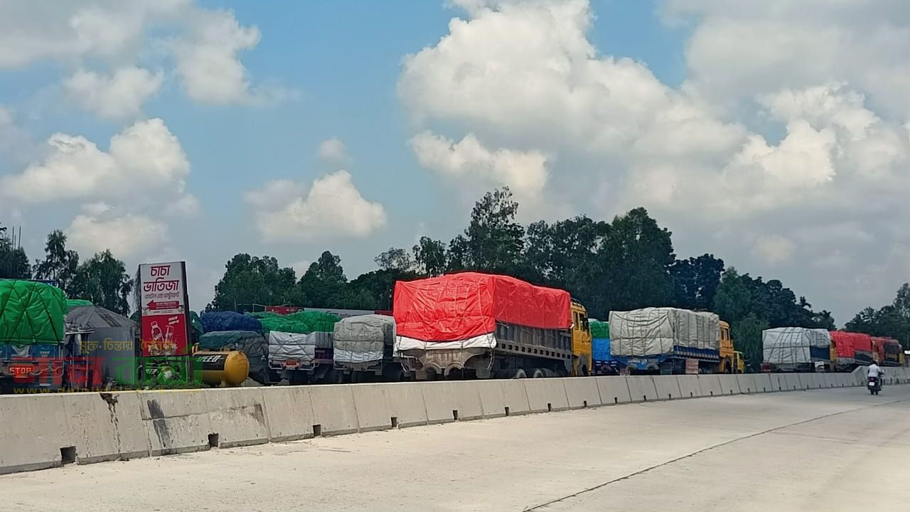 মহাসড়ক যেন হোটেলের পার্কিং, যানজটে নাকাল রায়গঞ্জবাসী