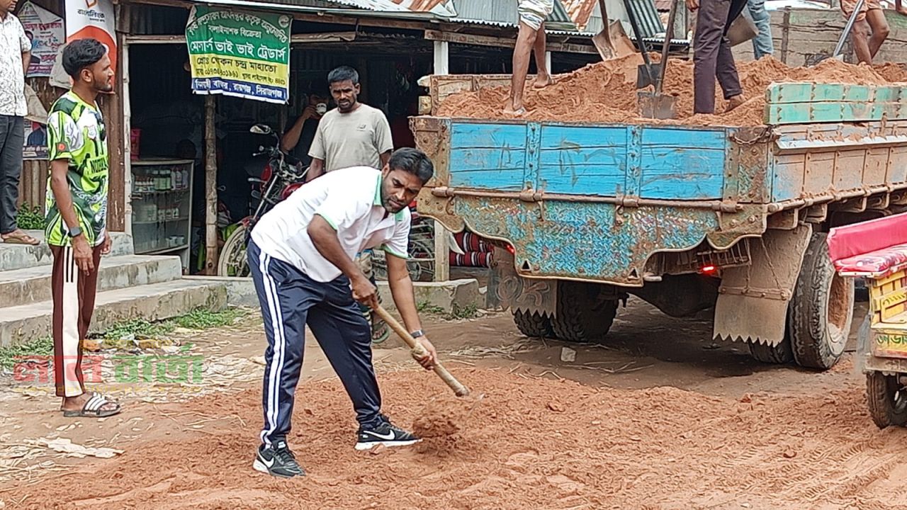 সোনাখাড়ায় জনদুর্ভোগ লাঘবে চেয়ারম্যান প্রার্থী বাবলুর  উদ্যোগে সড়ক সংস্কার
