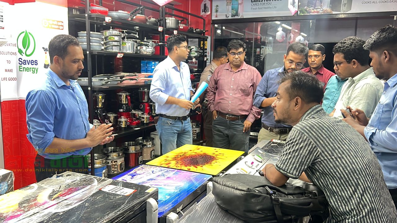 নগরকান্দায় ৮টার পর দোকান খোলা রাখায় ৭ ব্যবসায়ীকে জরিমানা