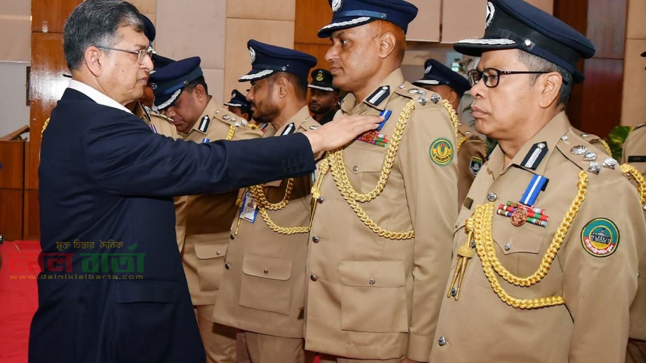 রাষ্ট্রপতির পুলিশ পদক (পিপিএম-সেবা)” পরিধান করলেন আরএমপি'র পুলিশ কমিশনার
