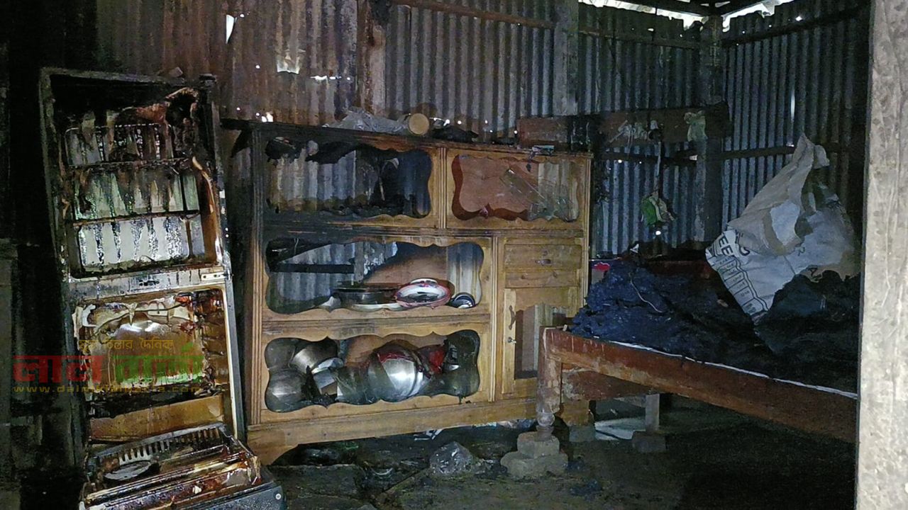 রায়গঞ্জে বৈদ্যুতিক শর্টসার্কিটে আগুন, ক্ষতি প্রায় ৩ লাখ টাকা