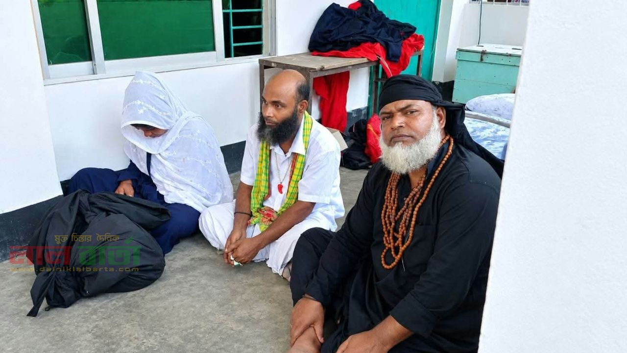 তাড়াশে মাজার সংলগ্ন ভাঙা মসজিদ থেকে ঐতিহাসিক পাথর চুরির অভিযোগ, আটক ৩