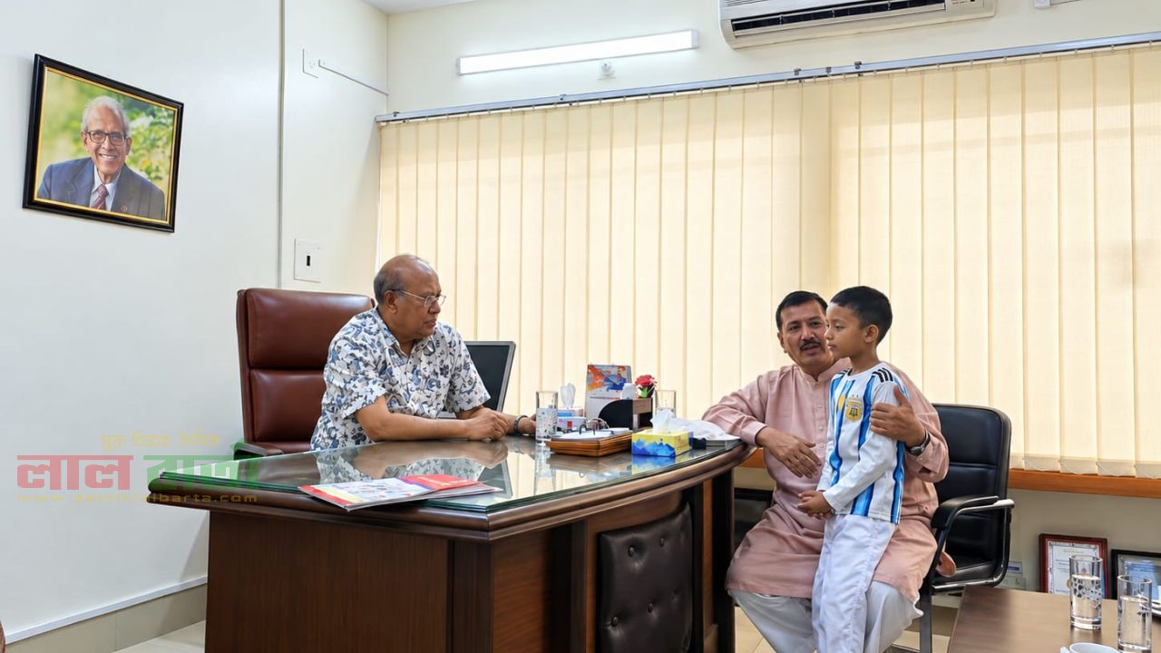 অসহায় শিশু ফারদিনের চিকিৎসার দায়িত্ব নিয়ে ঢাকার হার্ট ফাউন্ডেশনে উপস্থিত ভূমিমন্ত্রী