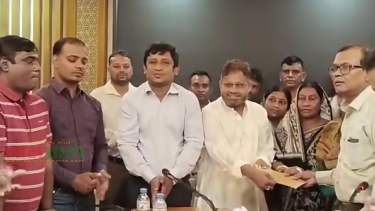 রায়গঞ্জে ৯৩ পূজামণ্ডপে ৫৫.৮ টন চালের ডিও বিতরণ