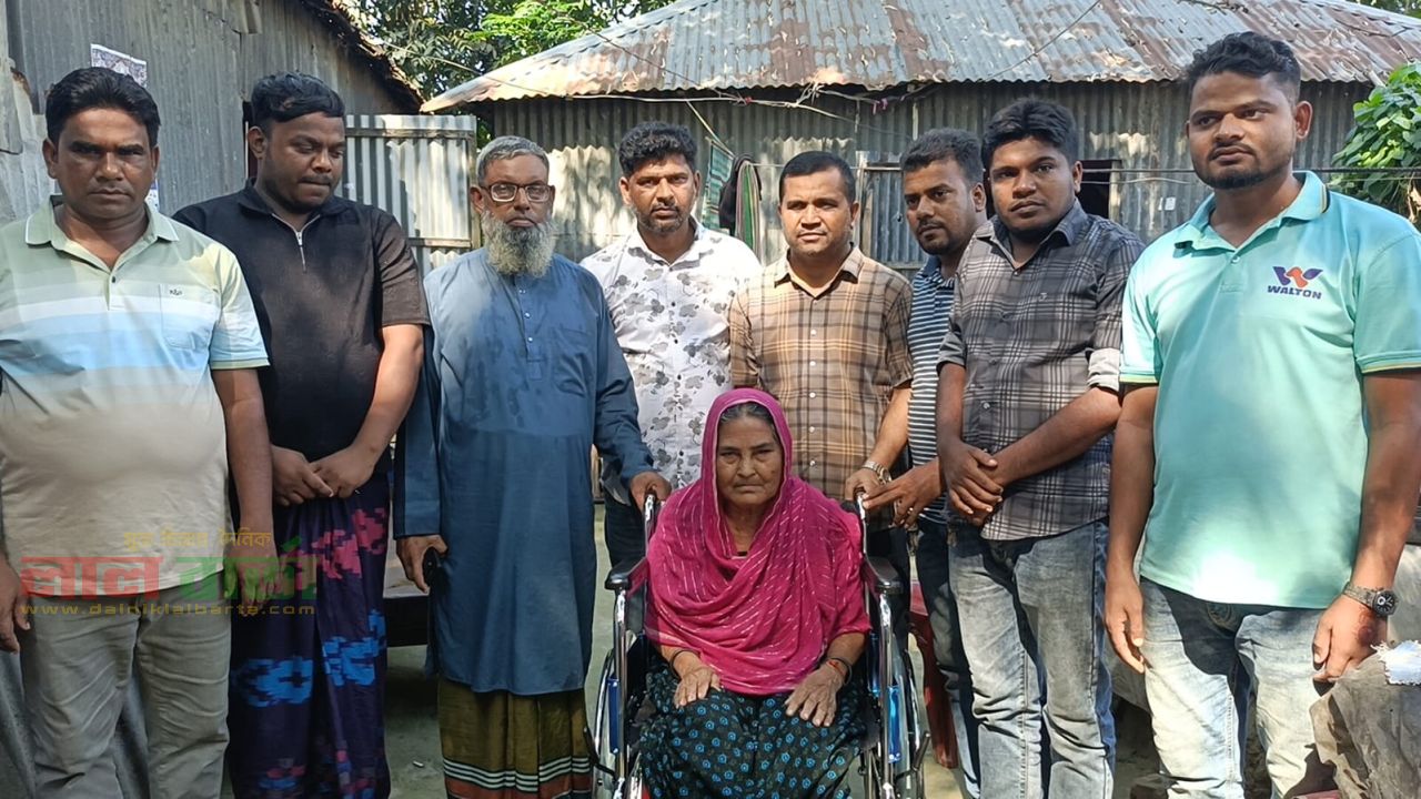অসহায় ময়না বেগমের চলার পথে নতুন আশার আলো, পেলেন হুইলচেয়ার