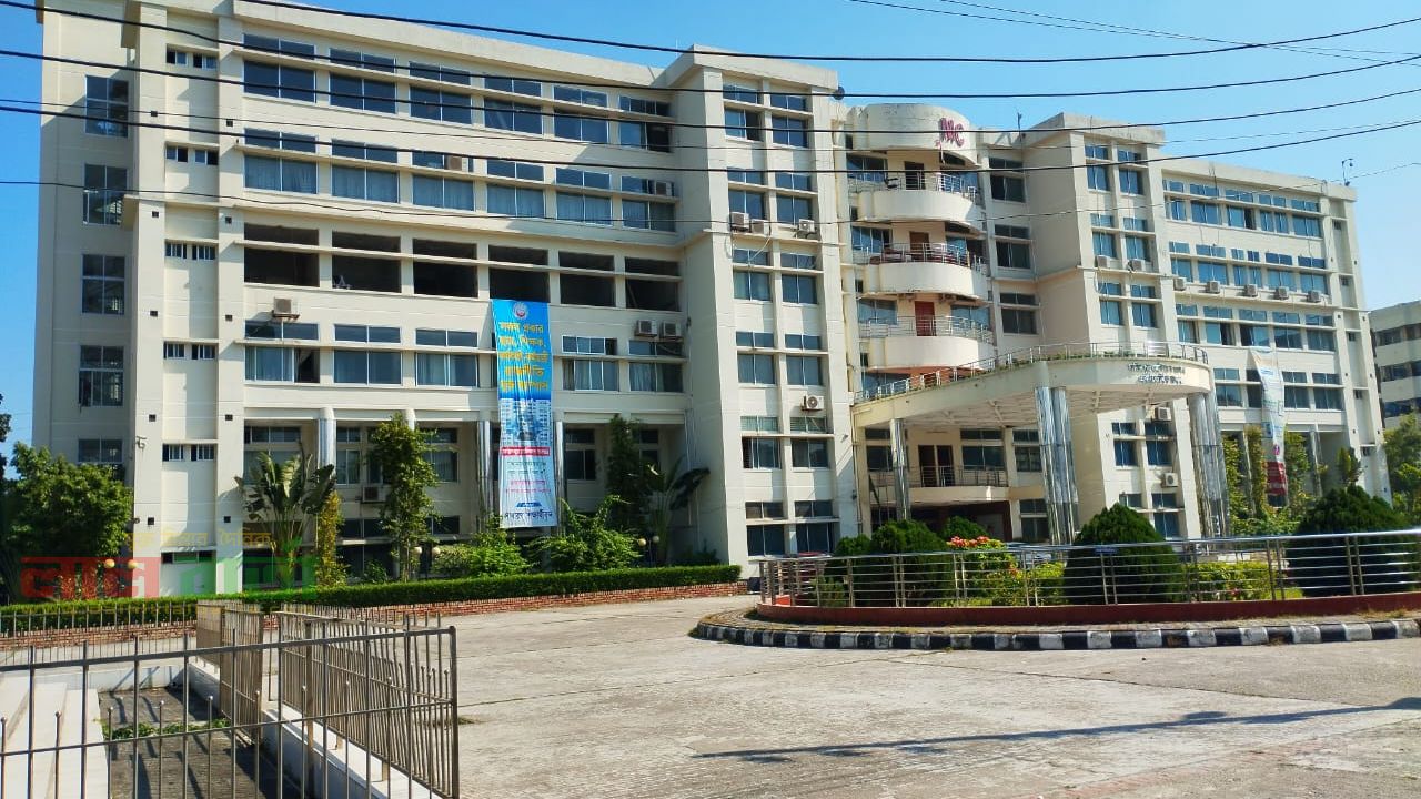 ফরিদপুরে সারের ডিলারশীপ নিয়ে ফেসবুক এ তোলপাড়।