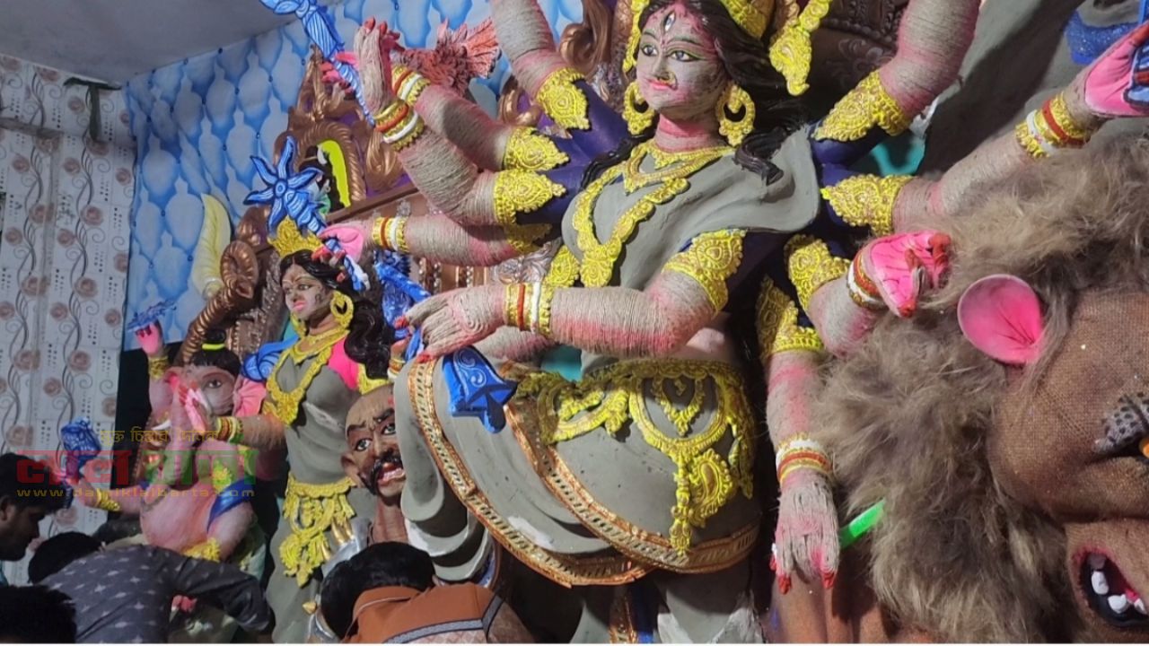 সাতক্ষীরায় দিয়াশলায়ে তৈরি প্রতিমা অপসারণ ২৪ ঘন্টায় তিল কিশমিশের নতুন সাজ