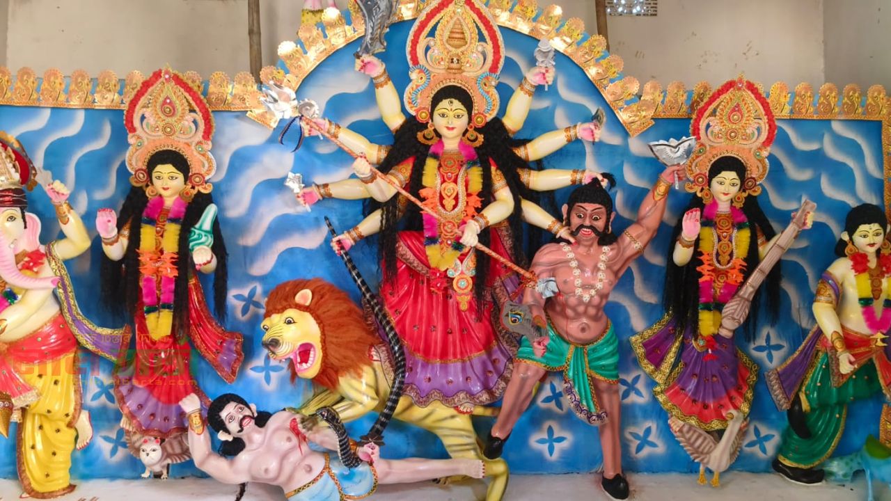 ঘোড়াঘাটে প্রতিমায় রঙের শেষ আঁচড়, মণ্ডপ সাজসজ্জায় ব্যস্ত আয়োজকরা: দরজায় কড়া নাড়ছে দুর্গাপূজা।